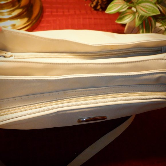 ~~~ CROSS BODY / SHOULDER Type Strap ~ HANDBAG with 3 Zippered Compartments - Picture 3 of 7